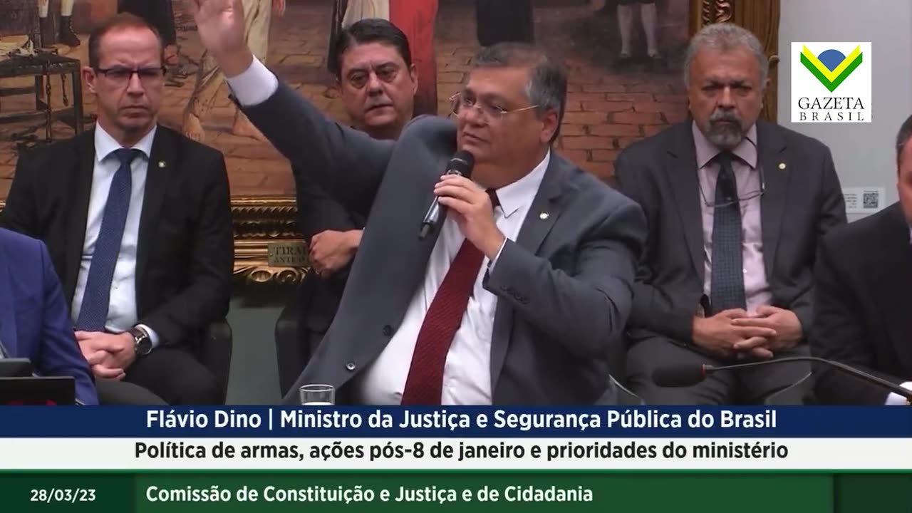 Flávio Dino acusa CACs de venderem armas para o crime organizado