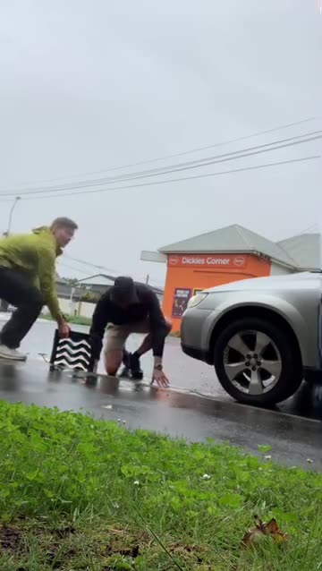 A TEAM OF RESCUERS SAVE THE DUCKLINGS FROM THE SEWER