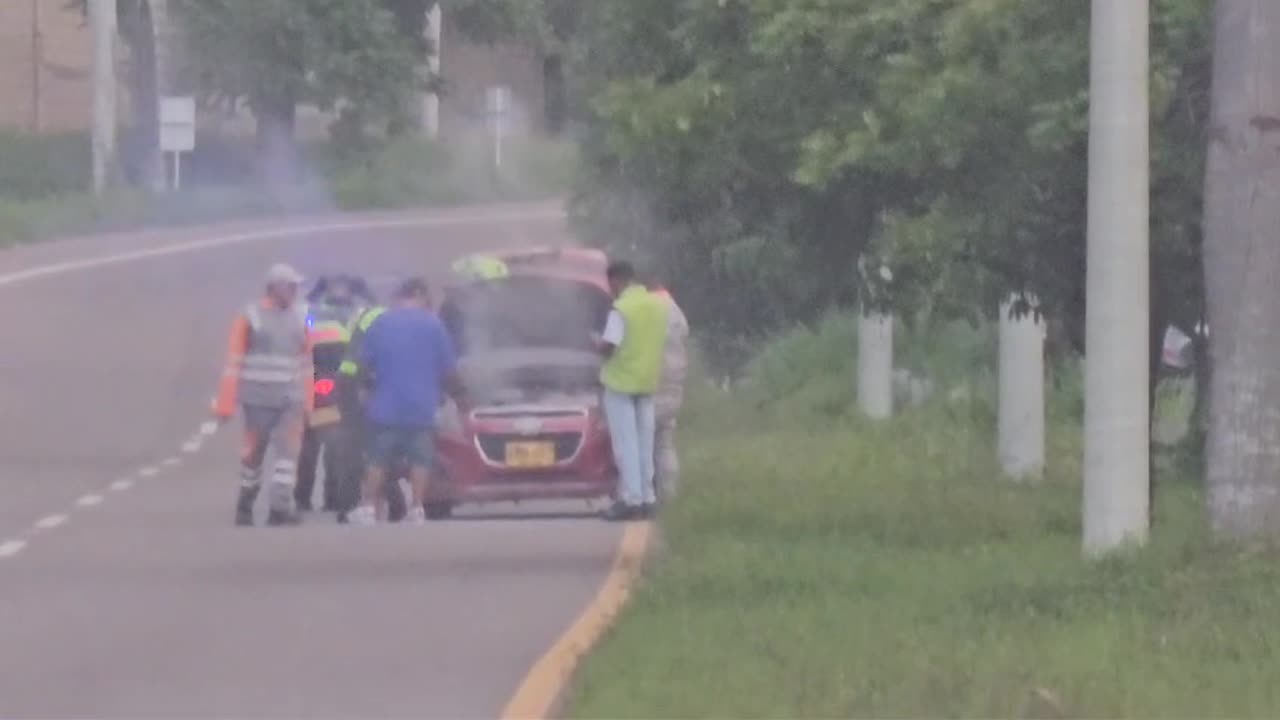 Incendio de un carro en la carretera