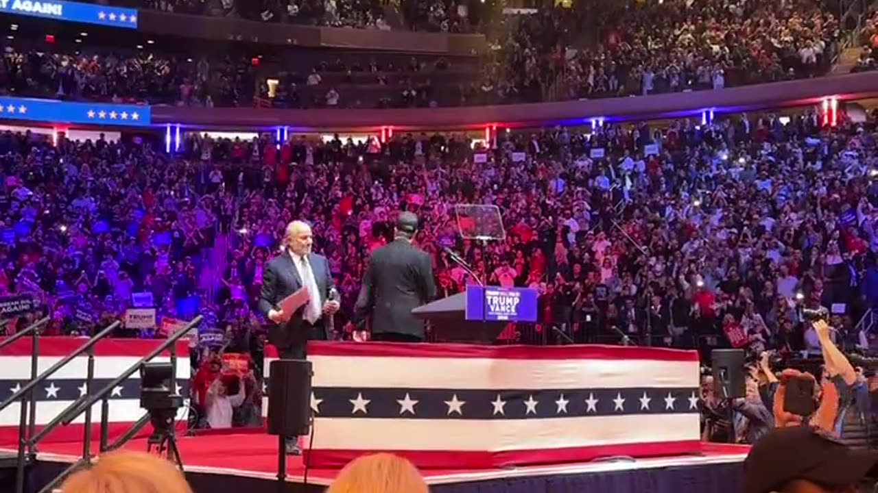 👏 Elon Musk gets Rock Star welcome at MSG