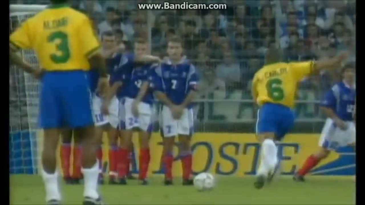 Roberto Carlos amazing free kick for Brazil