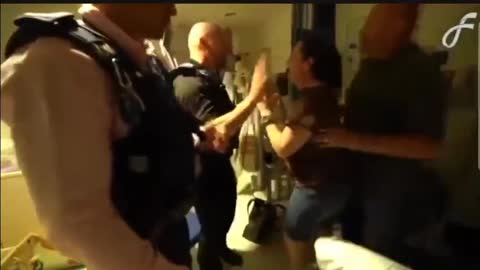 Endemoniado da Nova Zelandia roubando bebe da mãe que não aceita injetar seu filho com o veneno mRNA