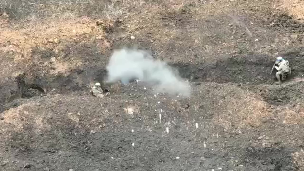 Ukrainian Running Up On Russian Soldier Trying to Reload(Insane)