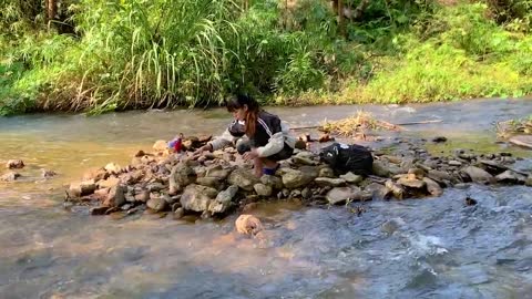 Build a wonderful shelter in the middle of a stream with adorable baby monkeys-15