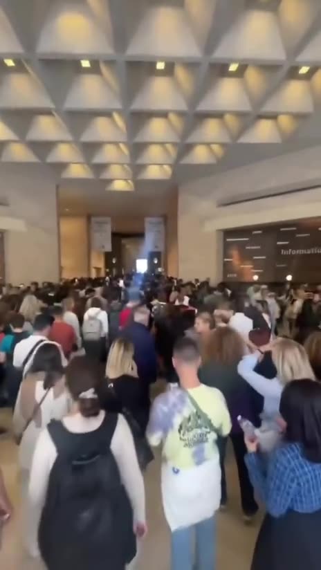Museu do Louvre ,Foi Evacuado,Ontem de manhã.