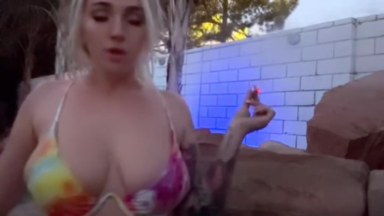 Kendra Sunderland Smoking 🚬🥵 , WHAT A ATTRACTIVE LOOK 💦