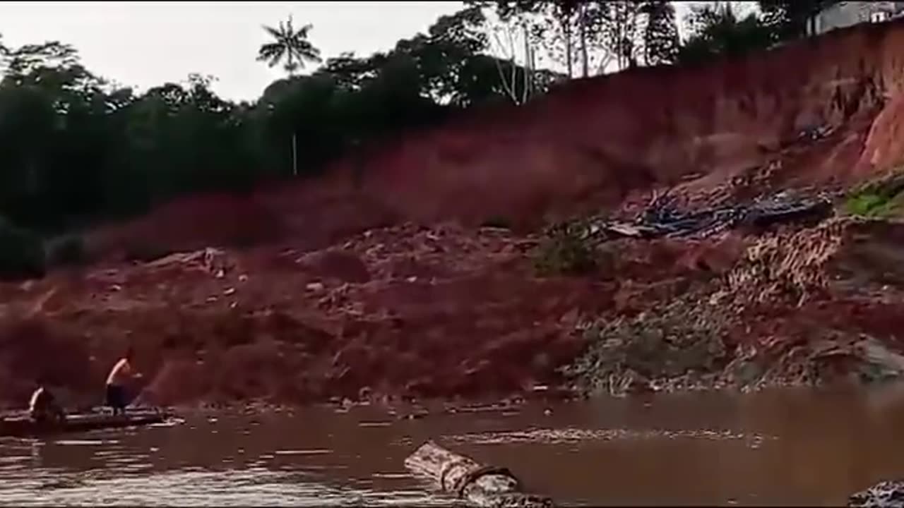 Deslizamento de terra mata criança e deixa 10 feridos no Amazonas