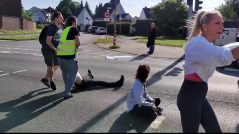 Climate activists cleared from road in Germany 🇩🇪