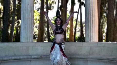 KINDLE CIMMERIAN: BELLY DANCING TO "GOLDIE" BY ASADI