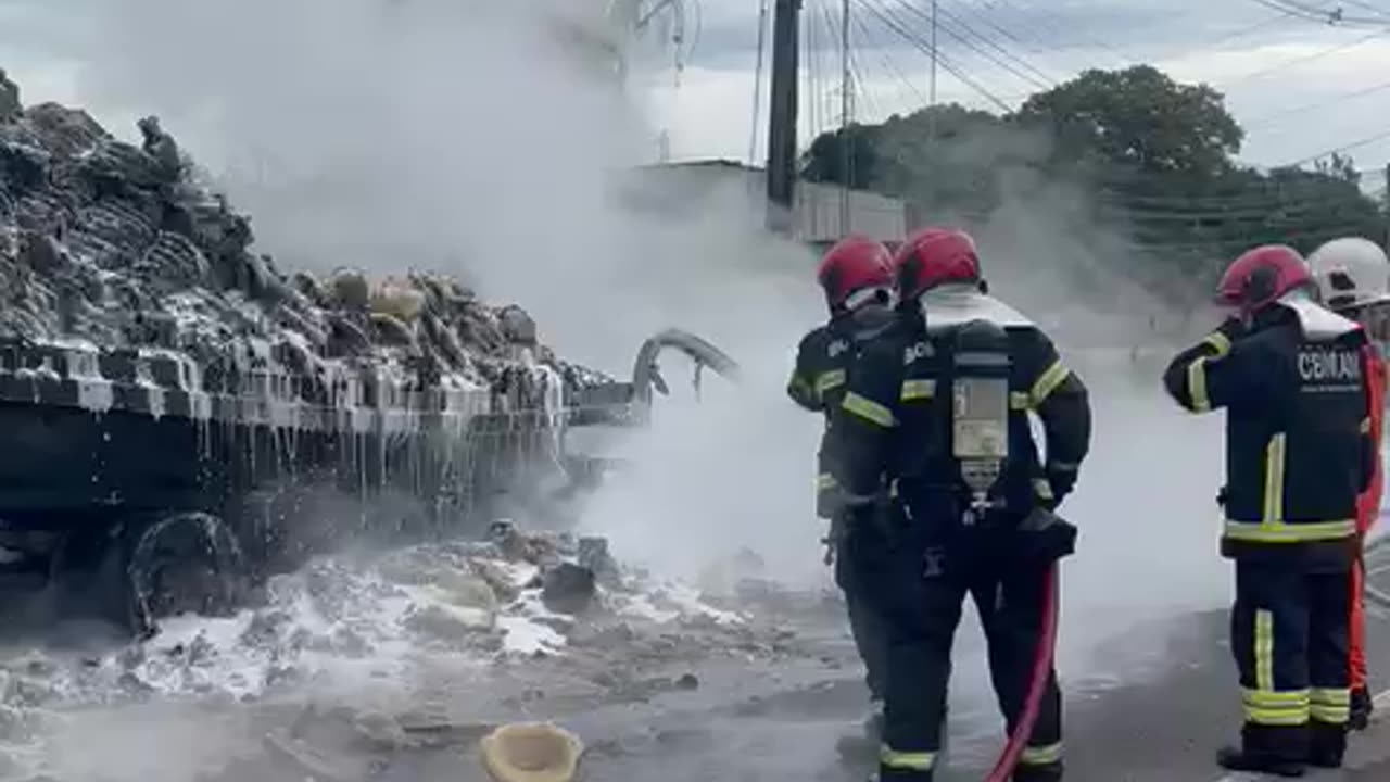 Corpo de Bombeiros controla incĂȘndio em carreta que pegou fogo