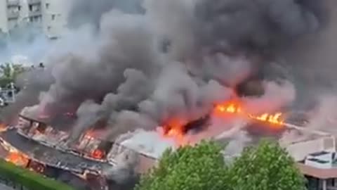 Centro commerciale a Parigi in fiamme. Questa "rivolta" non è..