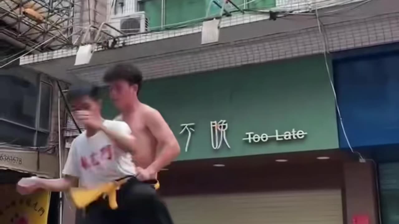 Practicing the dragon lion dance on a high platform is extremely beautiful