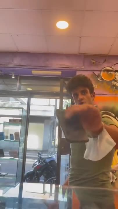 CHEATER TRIES TO SELL A PHONE IN A TELEPHONE STORE, WHOSE OWNER IS NOT KNOWN