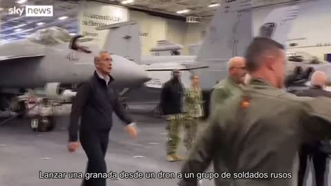 Lanzamiento de una granada desde un dron a un grupo de soldados rusos por parte de un operador de l