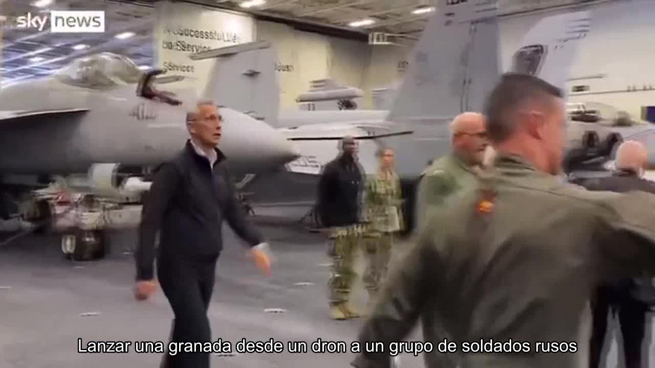 Lanzamiento de una granada desde un dron a un grupo de soldados rusos por parte de un operador de l