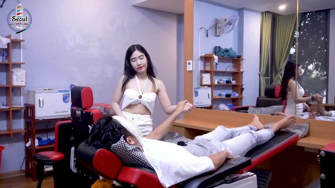Painful yet cool massage using proper friction between the knees and back
