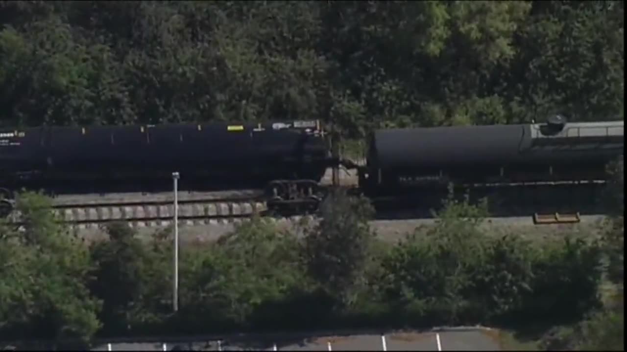 Train derailment - Train carrying propane tank derails in Manatee County, Florida