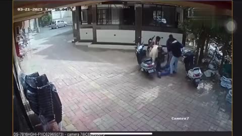 MAN SITTING ON A SCOOOTER SUDDENLY FELL DOWN DUE TO HEART💔ATTACK👀🙏