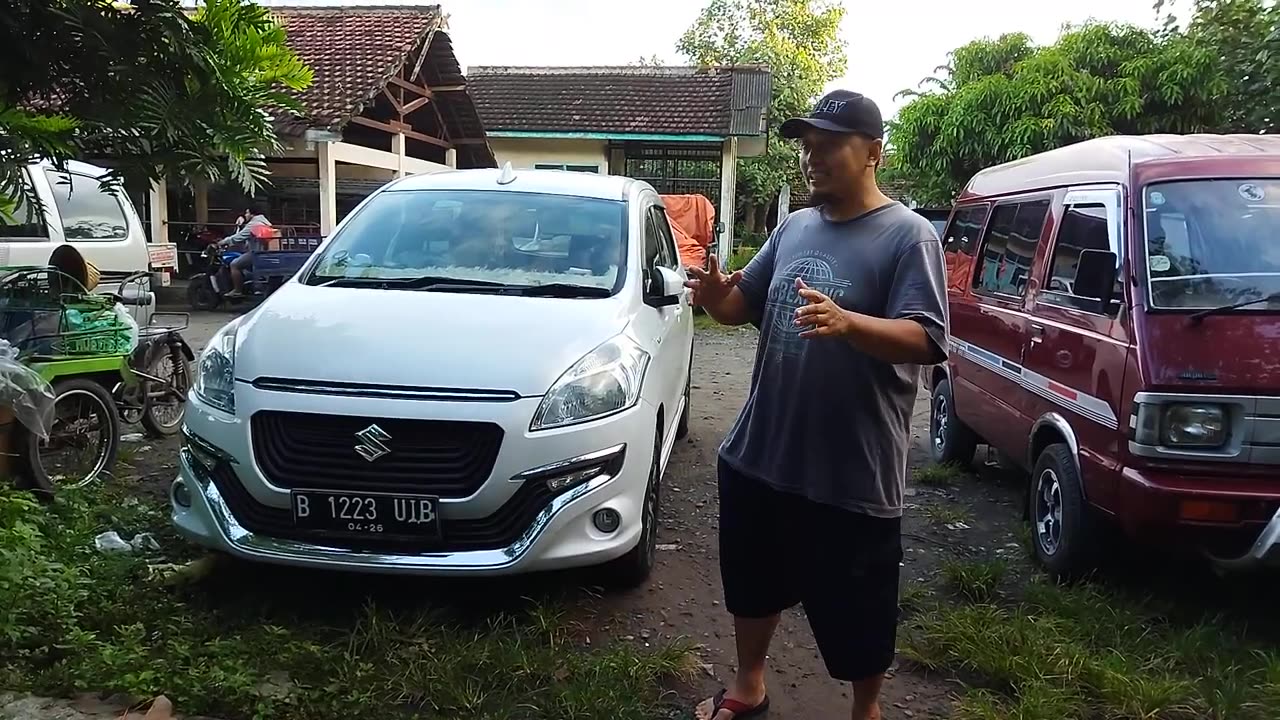 SUZUKI ERTIGA WHITE