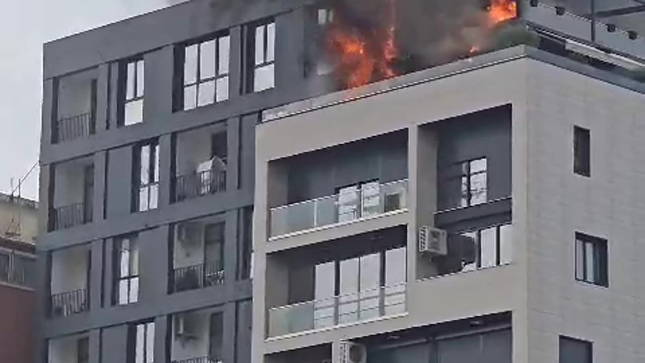 Zjarr ne nje pallat ne Tirane