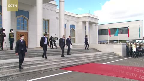 Kazakh president welcomes President Xi Jinping at airport