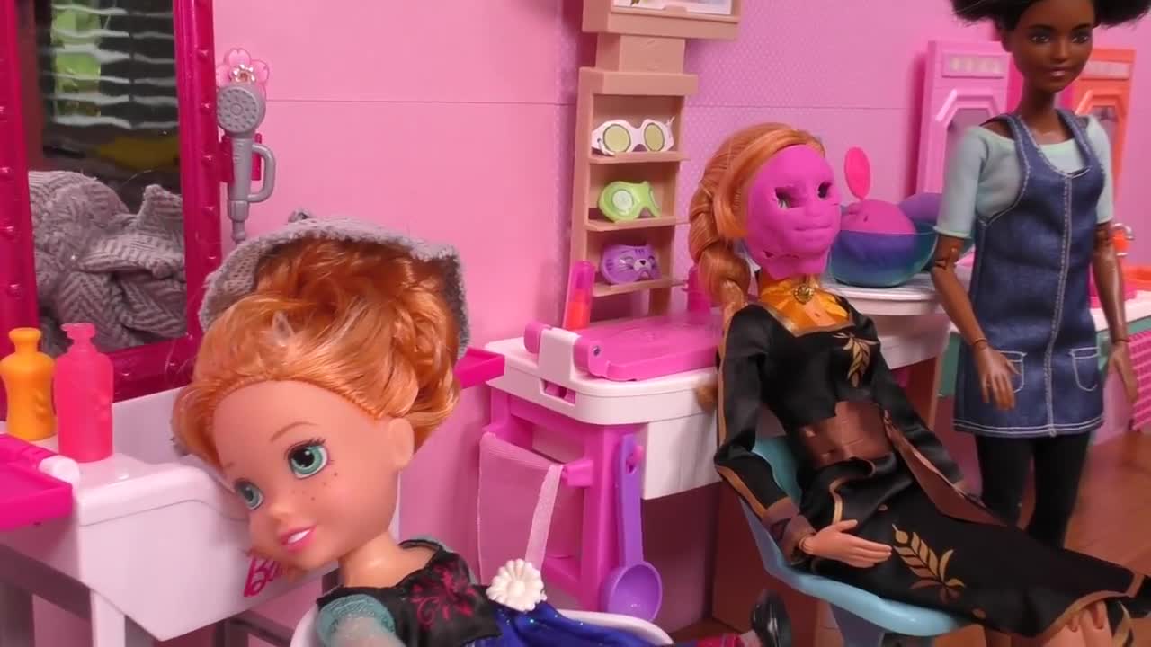 At the Salon ! Elsa and Anna toddlers - haircut - spa - massage - Barbie is the hairstylist - relax