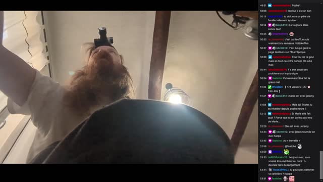 2022-11-12 (1bis.1) - la petite dort encore - Twitch Decheterie (version avec chat)