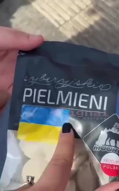 Pelmeně z ruského masa přelepené ukrajinskou vlajkou