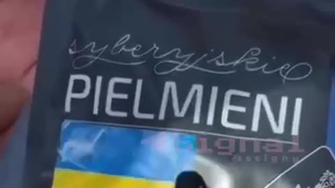 Pelmeně z ruského masa přelepené ukrajinskou vlajkou