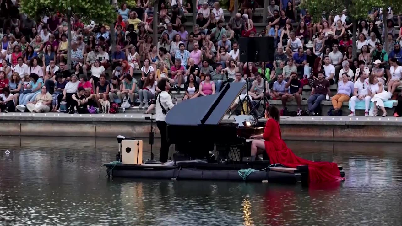 Floating piano concert captivates Madrid audience