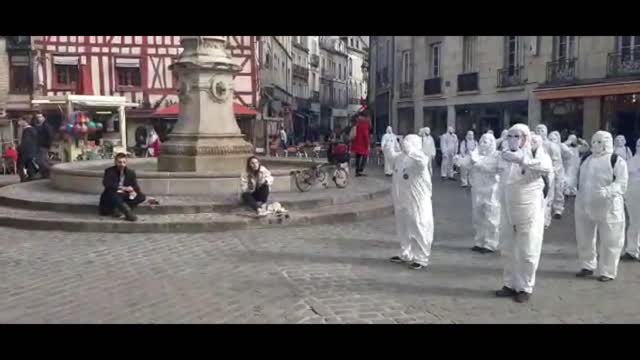 Les Masques BLancs Dijon et Lyon Action lécole des Larmes le 23 Octobre