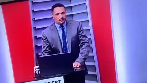 Emily Garcia Diz Que Tá Ficando Velha Assistindo Jornal e Tomando Café 🤣