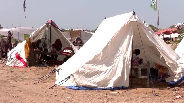 Pakistani family finally returns home after floods