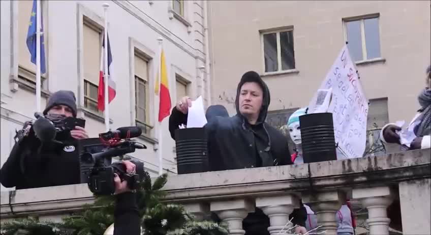 Des manifestants ont brûlé leur pass sanitaire à Orléans. Coronavirus Plandemie Covid19