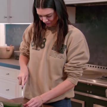 #KendallJenner Es Criticada Por No Saber Cortar Un Pepino!
