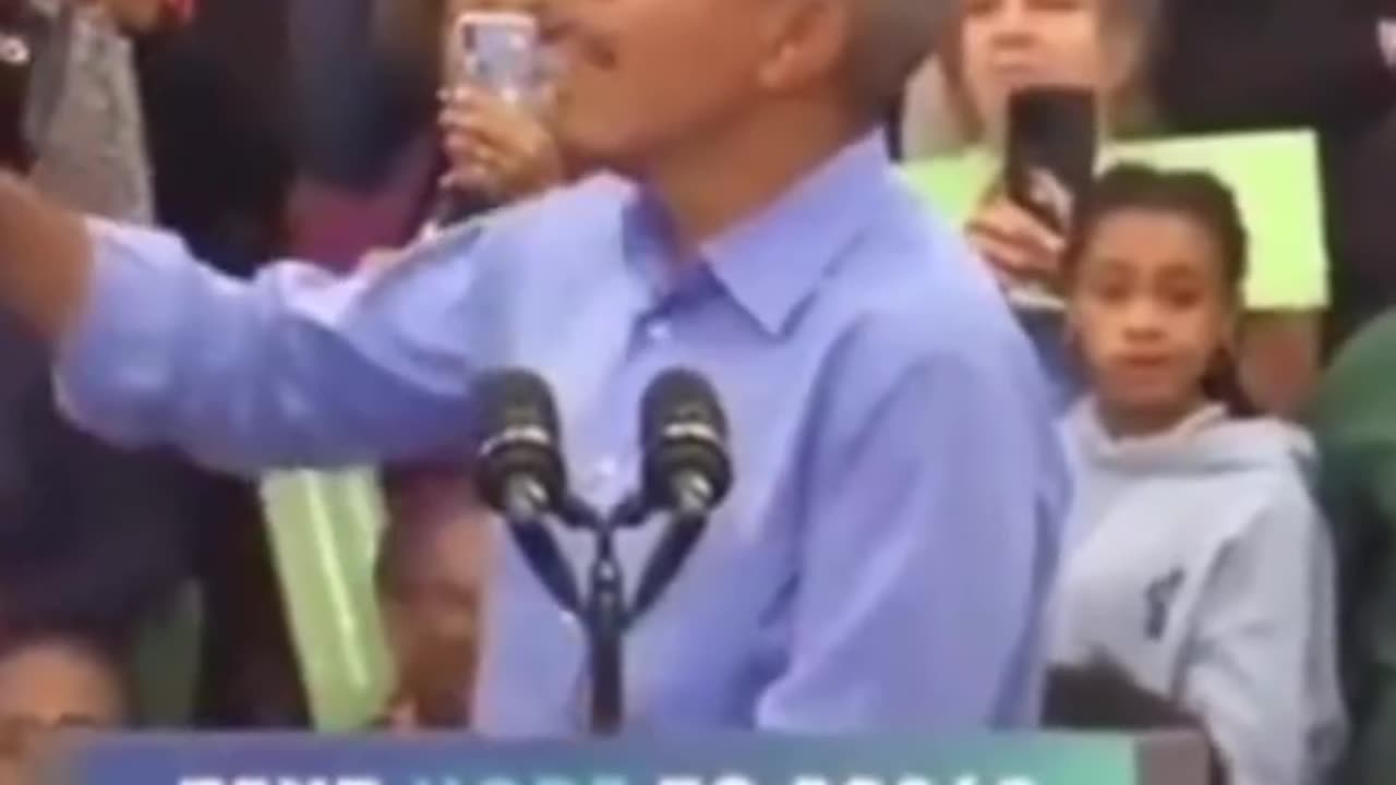 Barack Obama loses control of crowd because America is fed up and America wants Trump!!!