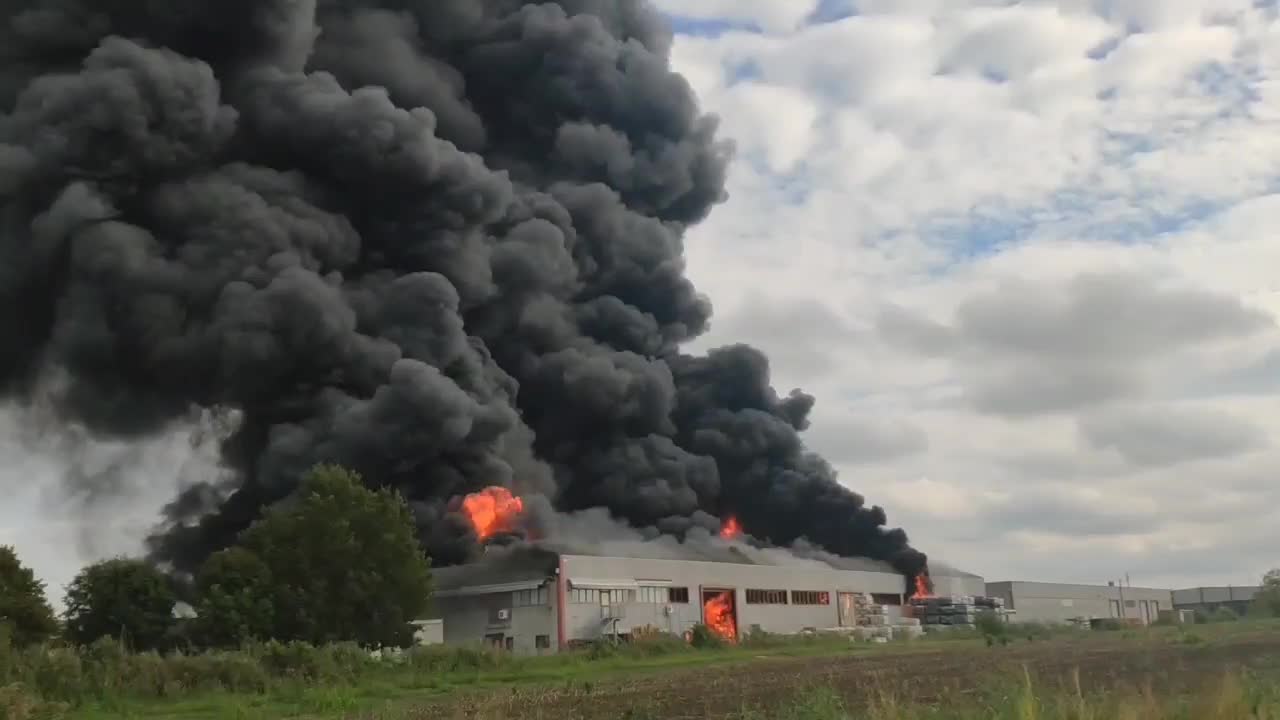 MEGA INCENDIO DELLA FABBRICA BOTTECCHIA DI BICI ELETTRICHE