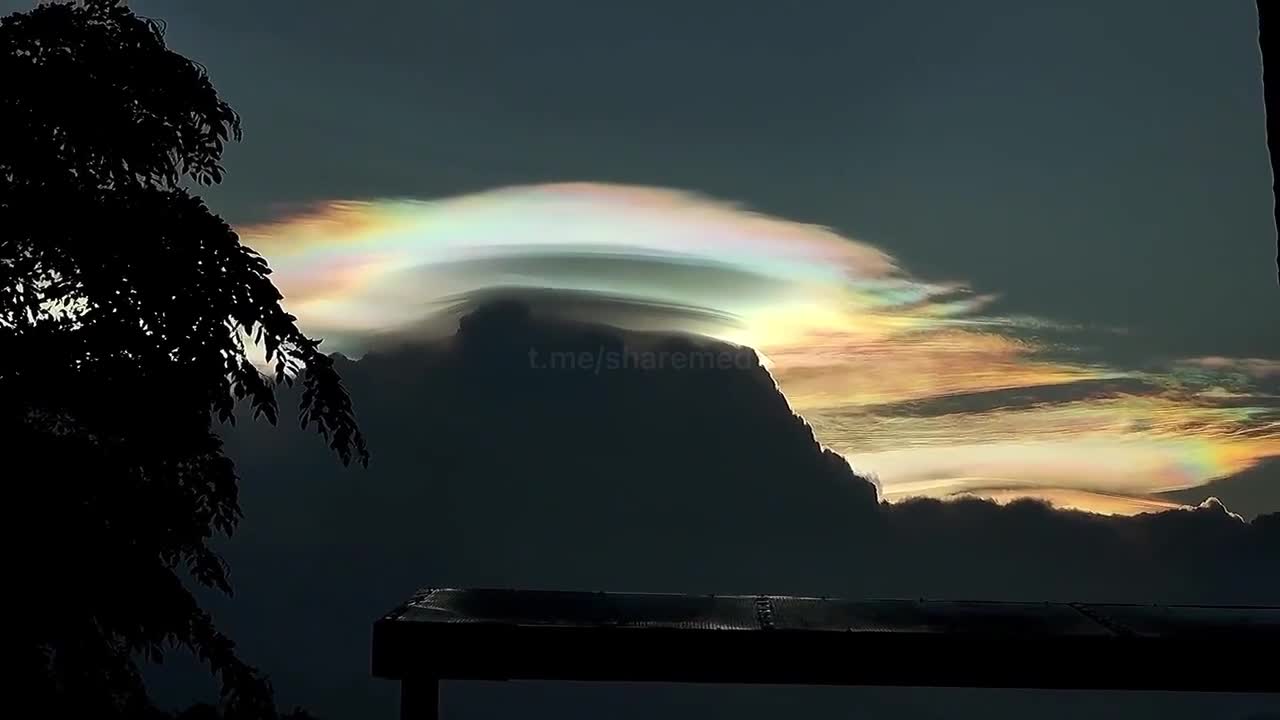 A few days ago, an extremely rare iridescent pileus cloud appeared over the Chinese city of Haikou.