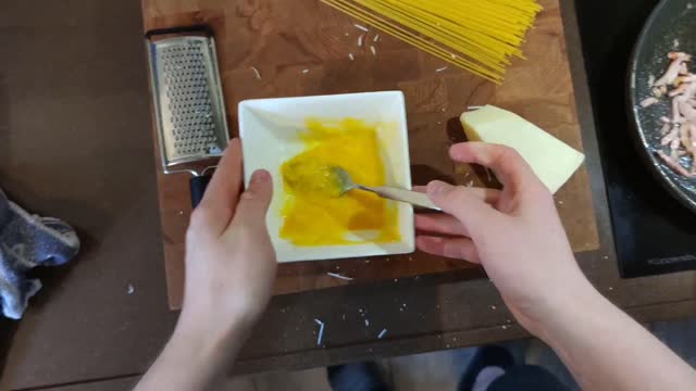 Making spaghetti alla carbonara