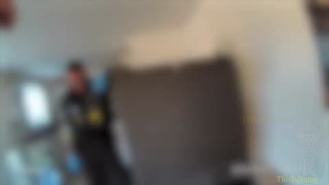 Bedfordshire police bodycam shows suspect hiding inside the couch while serving an arrest warrant
