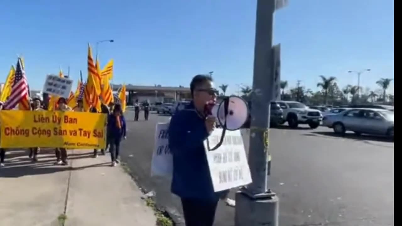 Biểu Tình Chống Nghị Viên Nam Quan QuảngCáo Cờ ₫ỏ Ờ Westminster California.