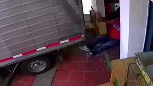 Hombre se salva de ser arrollado por camión