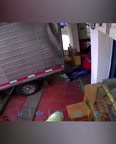 Hombre se salva de ser arrollado por camión