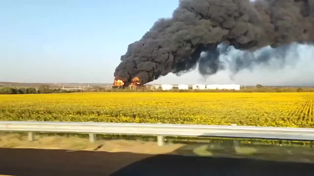 🔥 "Atlas" oil depot in the Rostov region has been burning for the third day!