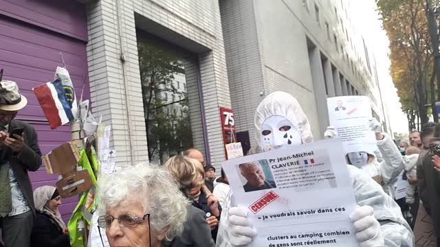Les Masques BLancs Lyon Kler Eclaire Action Pancartes Medecins Censures le 2 Novembre 2021