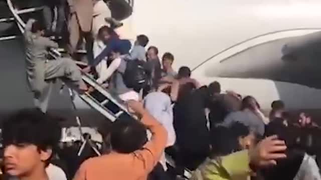 ⚡️People hanging on the plane, Kabul airport😨