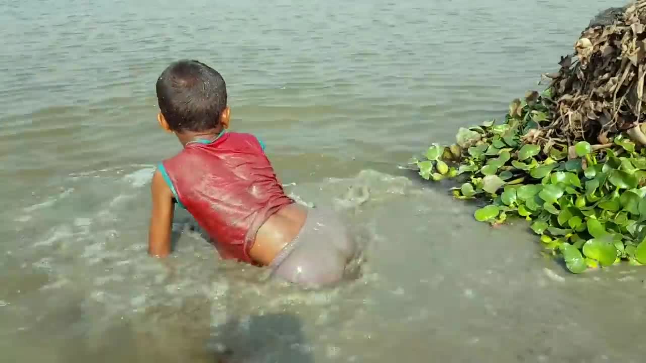 EVERYONE WATCH!!! AMAZING WONDERFUL FISHING !!! KID HANDS TO CATCH A HEFTY FISH.