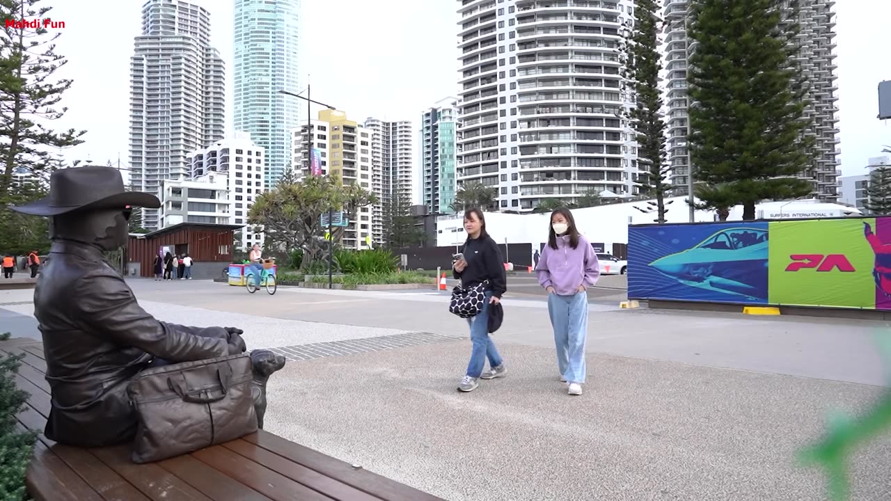 Statue Pranks Funny Moments cowboy_prank in QLD the reactions of tourists are so funny.