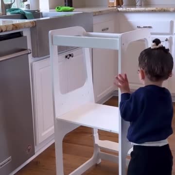 This video of children removing Anwari from their hands is from Canada.