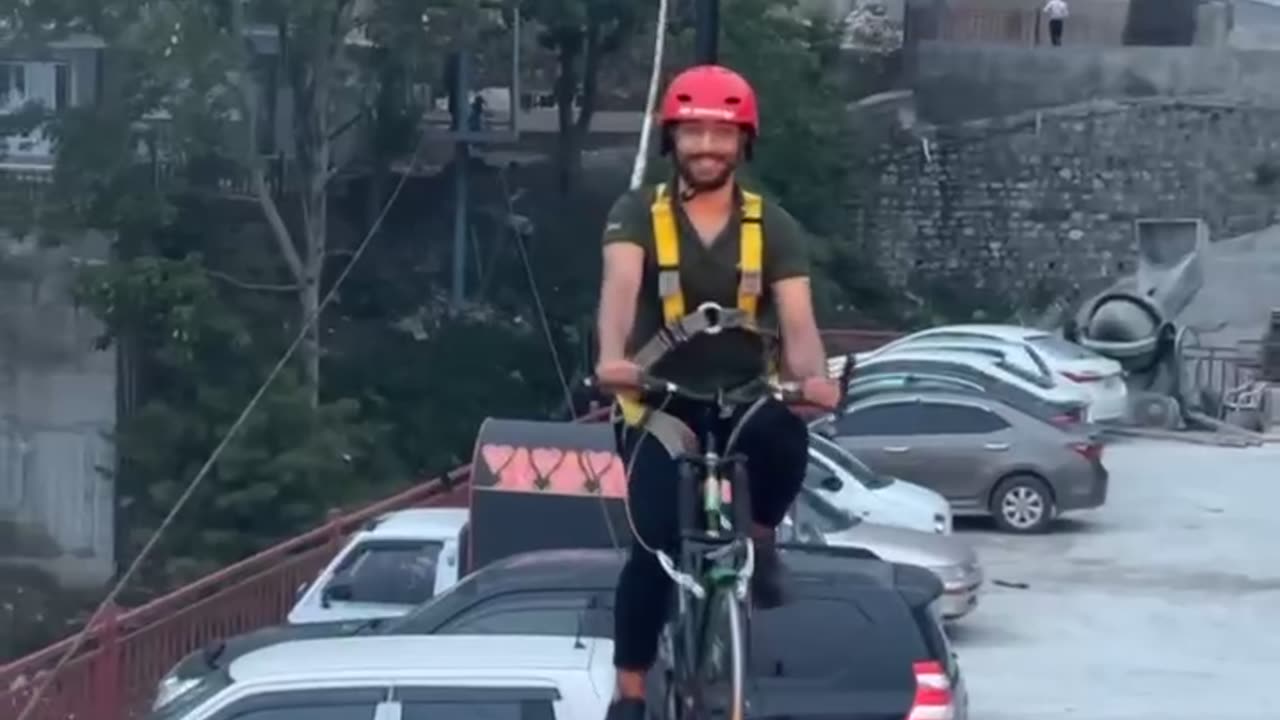 Does the boy fell down?Nathia gali cycling on a rope😱